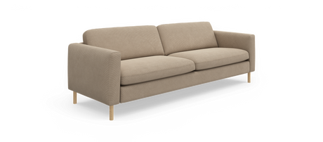 Beige tresæders sofa med afrundede armlæn og slanke træben, fritlagt i skrå frontvinkel.