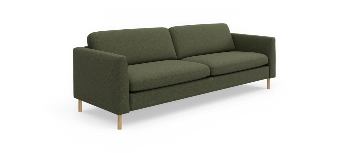 Mørkegrøn 3-personers sofa i stof med lige armlæn og runde egetræsben, moderne og minimalistisk i frilægning.