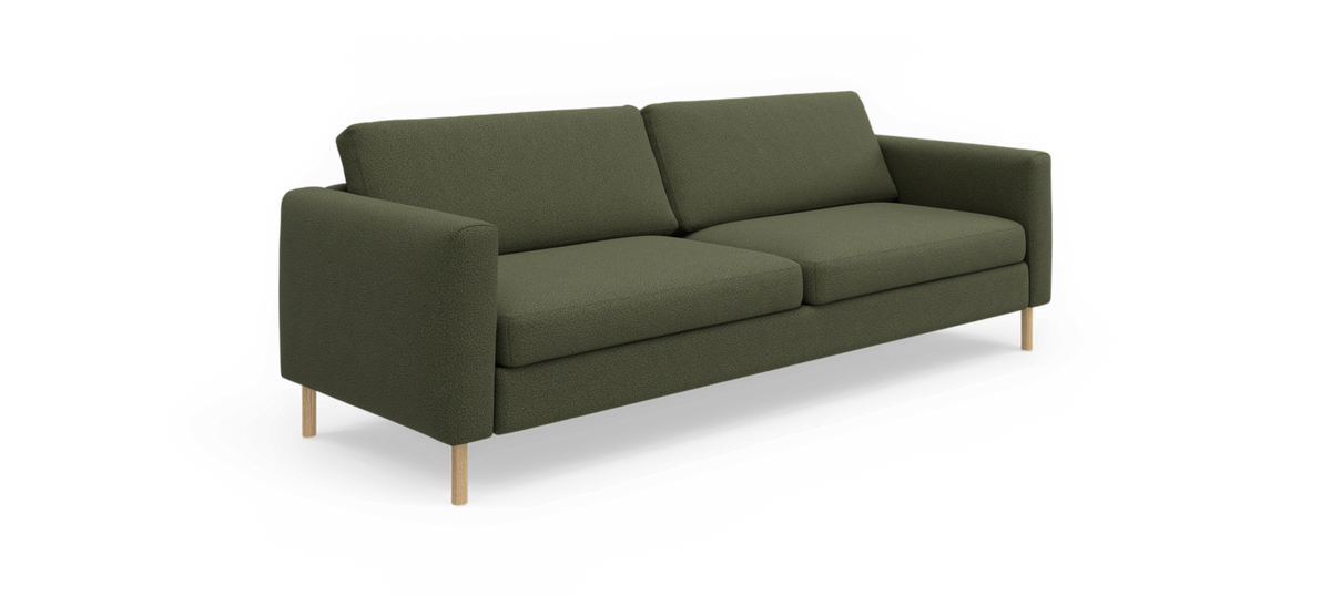 Grøn tresæders sofa med træben i studieopsætning, set forfra i vinkel.