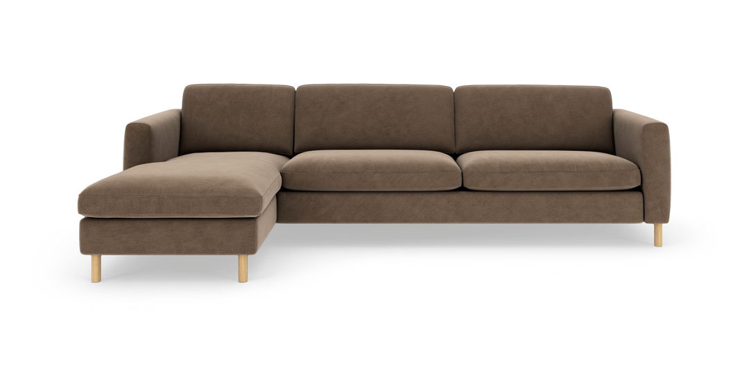 Brun hjørnesofa med venstrevendt chaiselong, tre sædehynder og lyse træben, frilagt på hvid baggrund.
