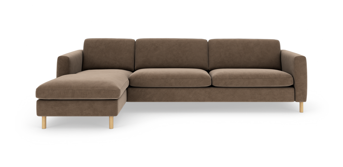 Brun hjørnesofa med venstrevendt chaiselong, tre sædehynder og lyse træben, frilagt på hvid baggrund.