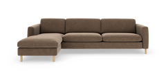 Brun hjørnesofa med venstrevendt chaiselong, tre sædehynder og lyse træben, frilagt på hvid baggrund.