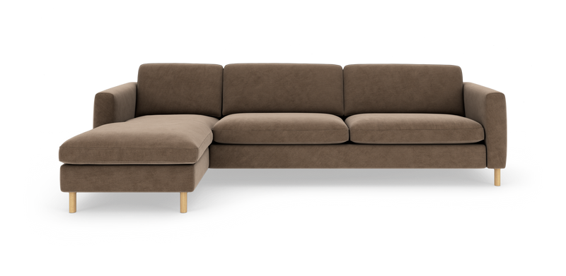 Brun hjørnesofa med venstrevendt chaiselong, tre sædehynder og lyse træben, frilagt på hvid baggrund._ps