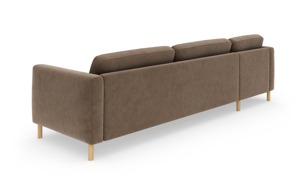 Brun tresæders sofa i kordfløjlslignende stof med træben, set bagfra i skrå vinkel.