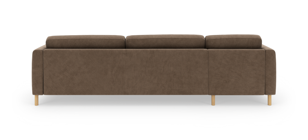 Brun 3-personers stofsofa set bagfra med lyse træben, frilagt studiobillede.