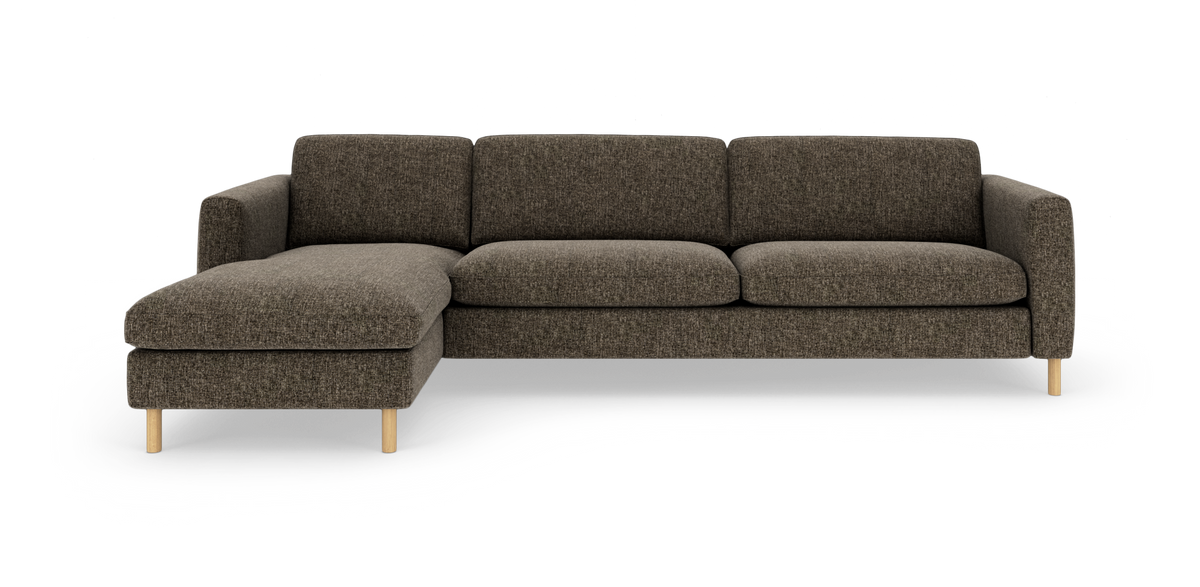 Brun modulsofa med venstre chaiselong og træben, frilagt på hvid baggrund.