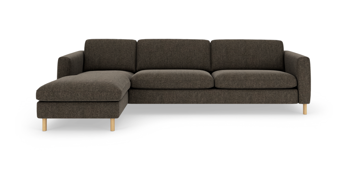 Mørkegrå hjørnesofa med venstrevendt chaiselong og lyse træben på hvid baggrund.