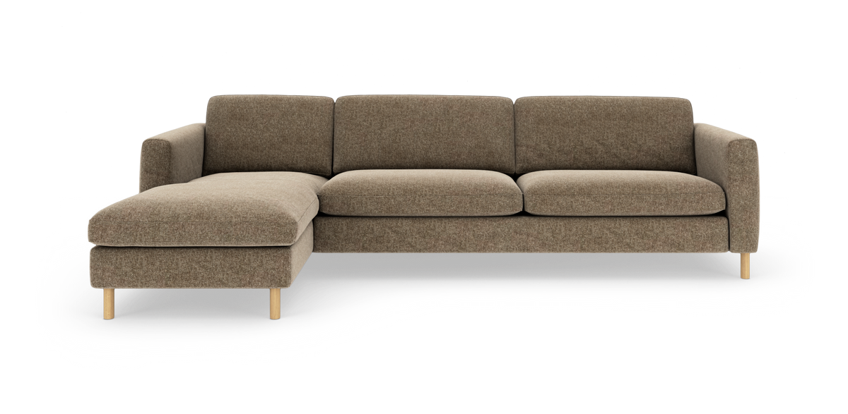 Brun hjørnesofa med venstrevendt chaiselong og træben, frilagt på hvid baggrund.