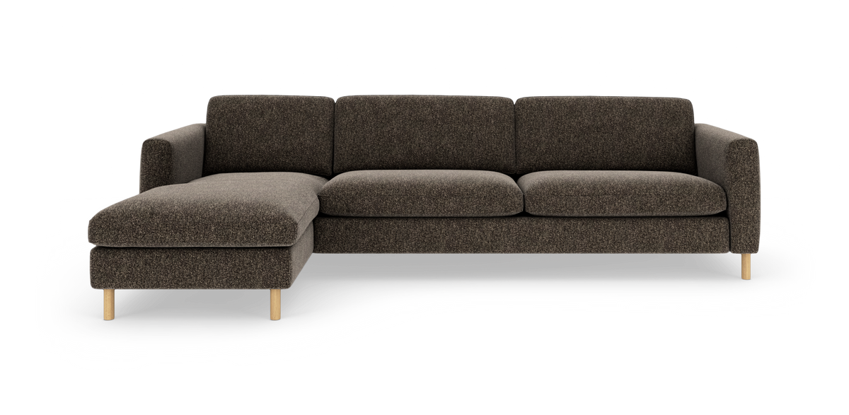 Mørkebrun hjørnesofa med venstre chaiselong og lyse træben, frontvisning på hvid baggrund.