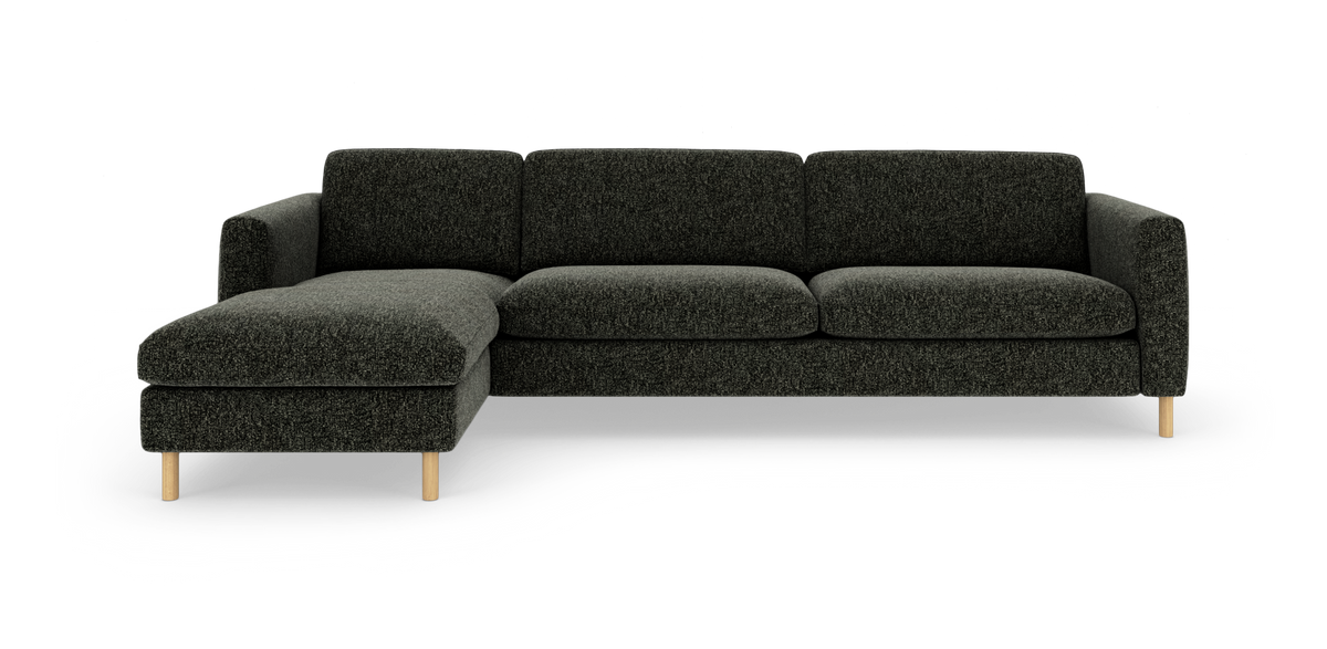 Mørkegrå hjørnesofa med venstrevendt chaiselong, stofbetræk og lyse træben på hvid baggrund.