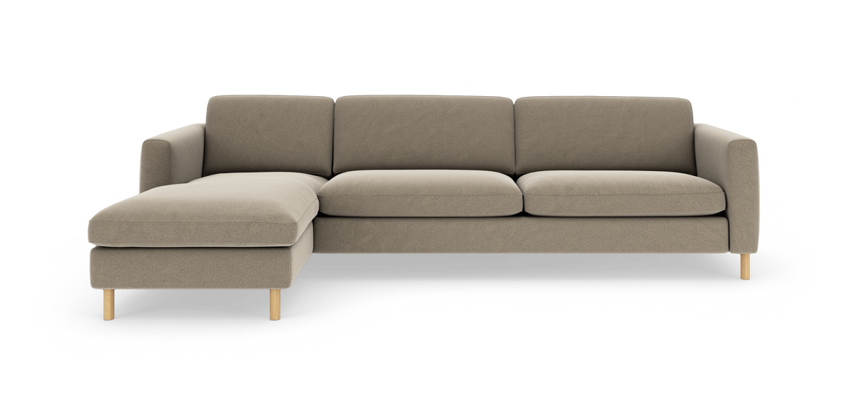 Beige modulsofa med venstre chaiselong, træben og tre sædehynder på hvid baggrund.