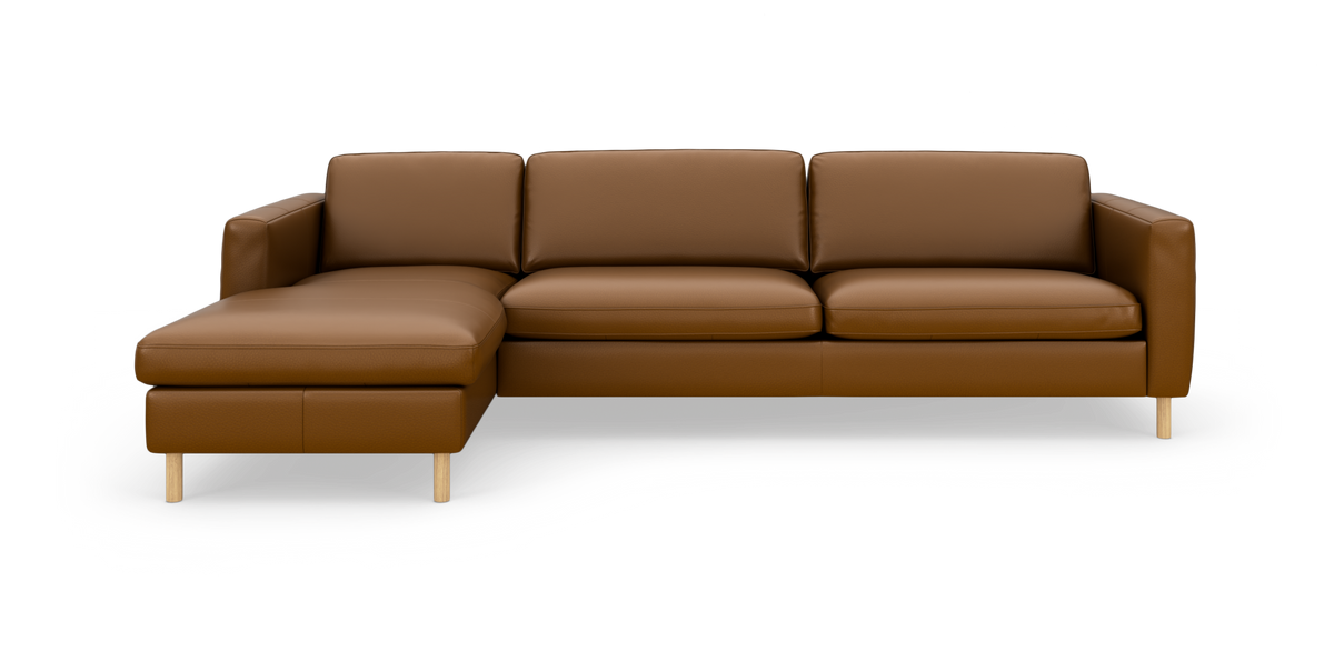 Brun læderhjørnesofa med venstre chaiselong og runde træben, set forfra på neutral baggrund.