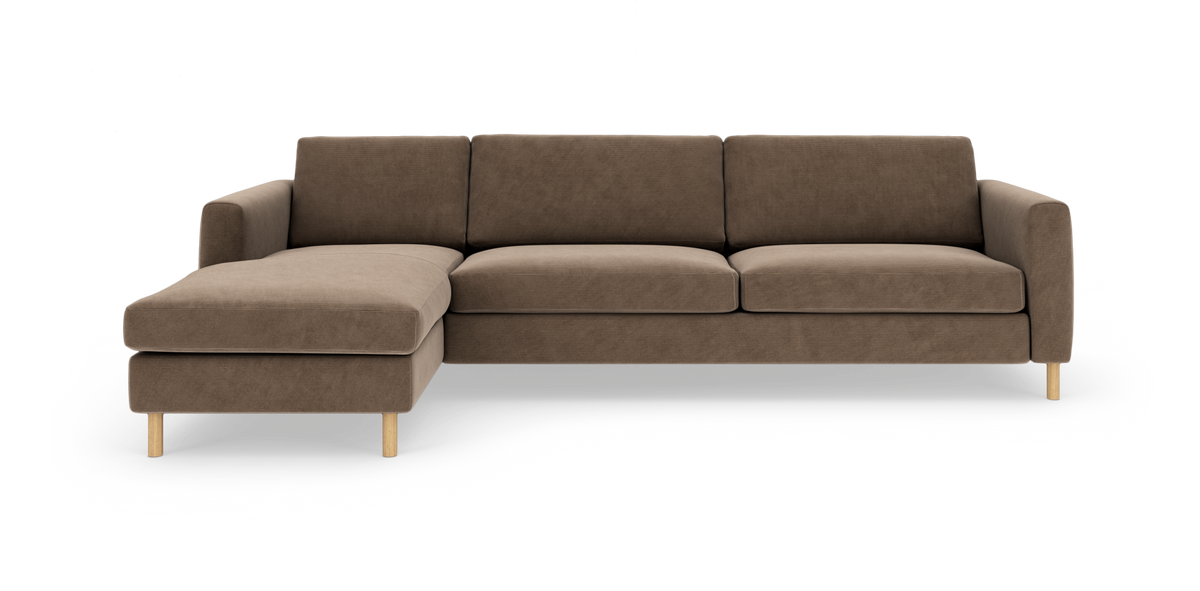 Brun tresædet sofa med venstre chaiselong og lyse træben, set lige for mod hvid baggrund.