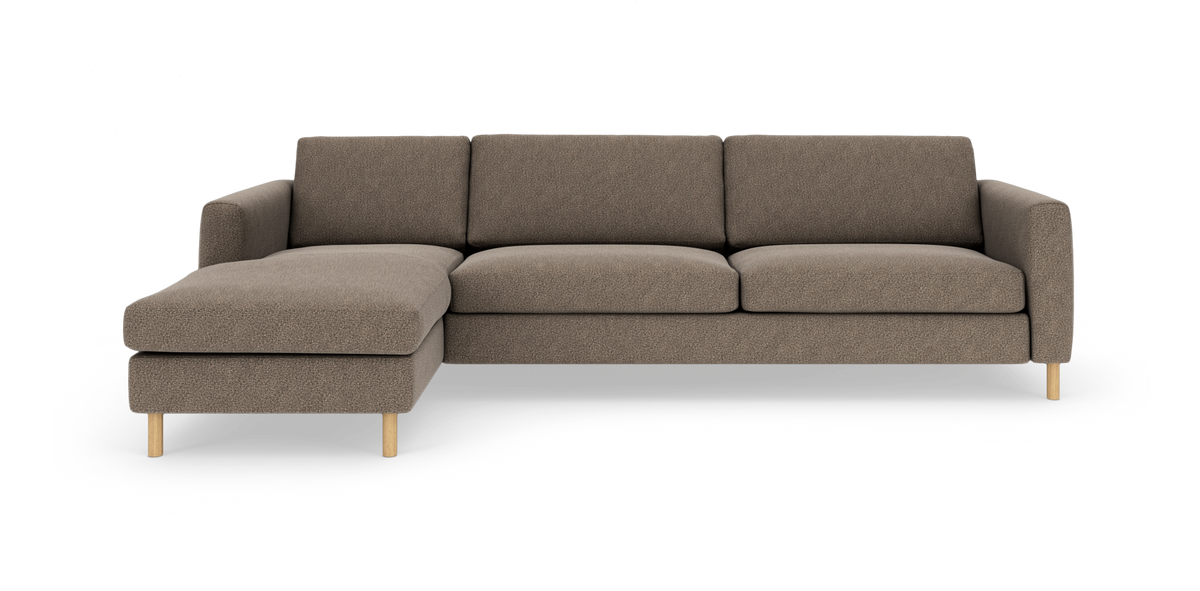 Brun L-formet modulsofa med venstrevendt chaiselong og træben, moderne minimalistisk design.