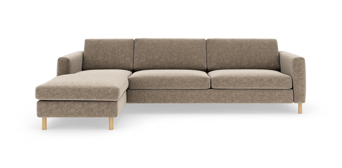 Beige hjørnesofa med venstrevendt chaiselong og lyse træben i moderne, minimalistisk design.