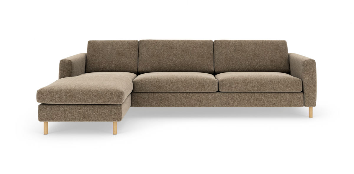 Brunbeige hjørnesofa med chaiselong til venstre og lyse træben, frilagt på hvid baggrund.