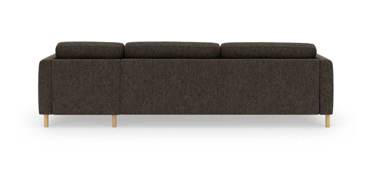 Mørkegrå tresæders sofa set bagfra med lyse træben i studieopsætning.