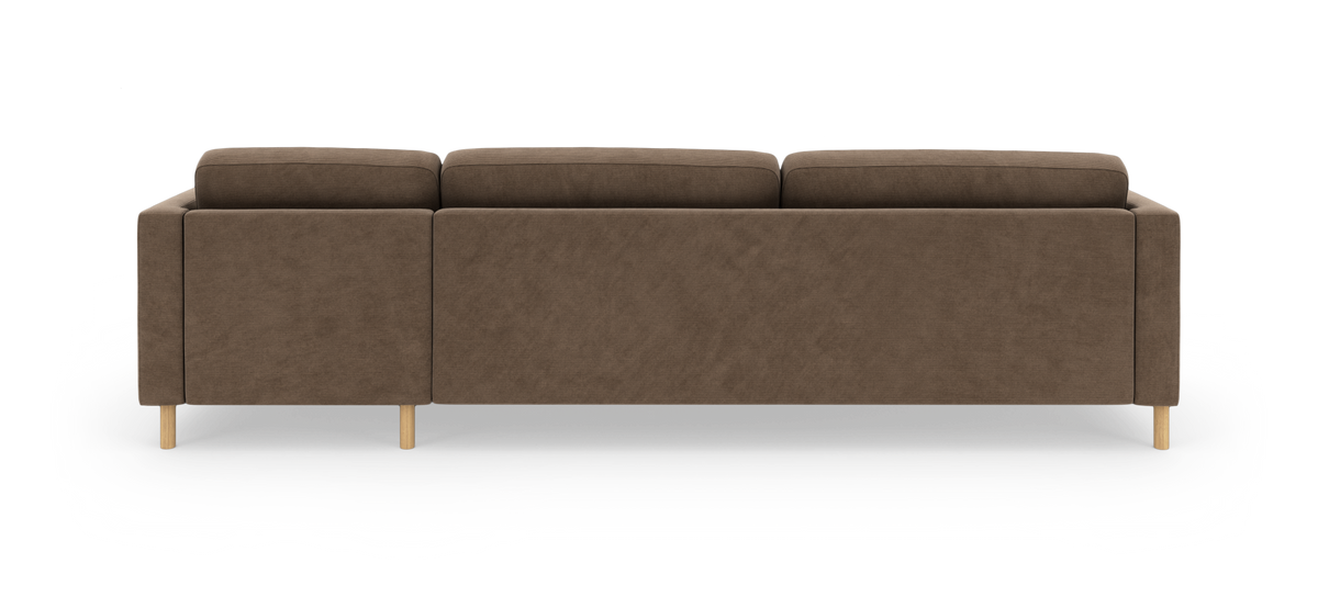 Brun tresæders sofa set bagfra på hvid studiobaggrund med lyse træben og rene, lige linjer.