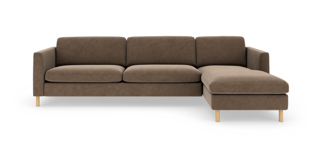 Brun hjørnesofa med chaiselong til højre og træben, frilagt på hvid baggrund.
