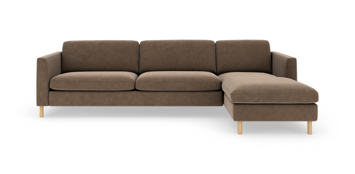 Brun hjørnesofa med chaiselong til højre og træben, frilagt på hvid baggrund.