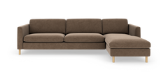 Brun hjørnesofa med chaiselong til højre og træben, frilagt på hvid baggrund.