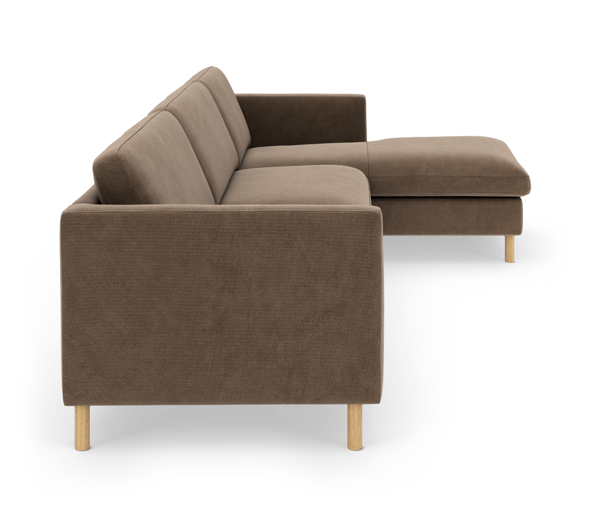 Brun hjørnesofa med chaiselong og lyse træben, set fra siden, frilagt på hvid baggrund.