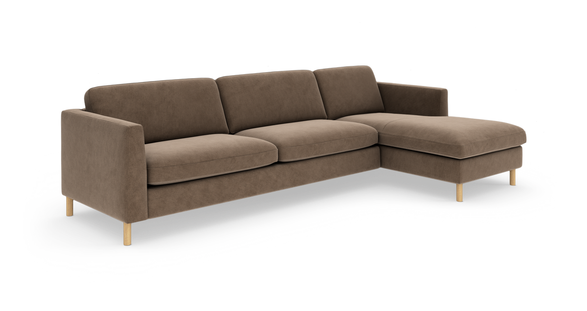 Brun hjørnesofa med chaiselong og lyse træben, frilagt på hvid baggrund.