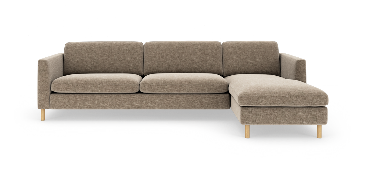 Beige hjørnesofa med højre chaiselong, polstret i stof med træben, frilagt på hvid baggrund.
