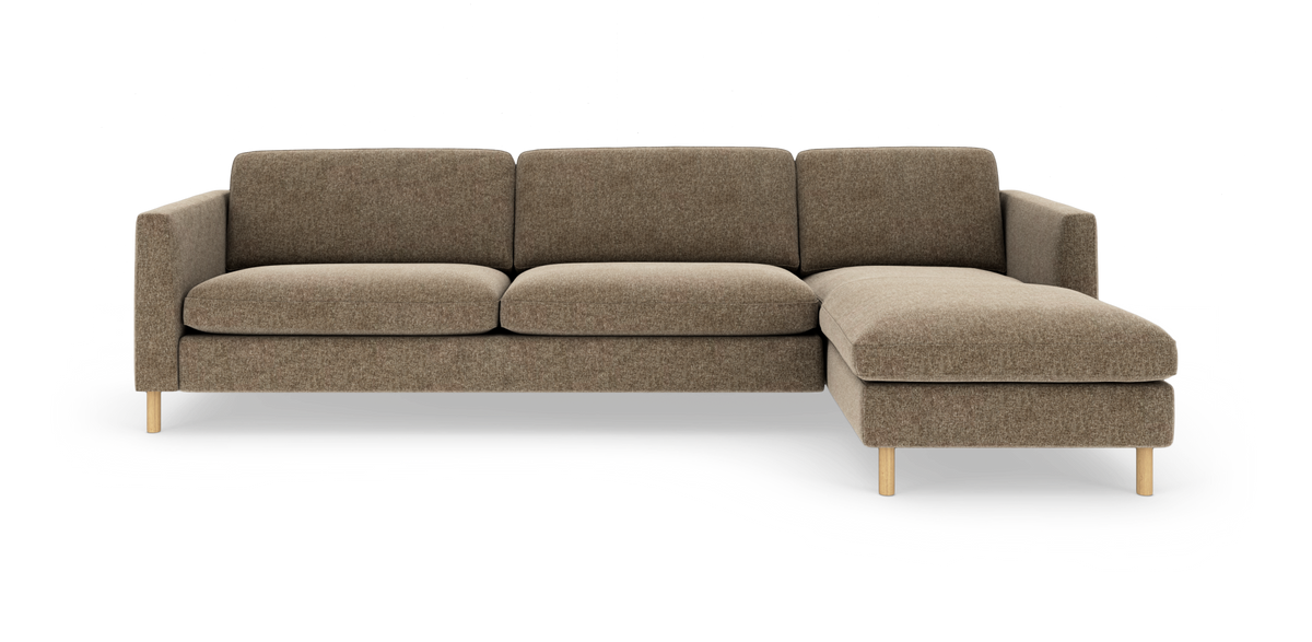 Brun modulsofa med chaiselong til højre og træben, frilagt på hvid baggrund.
