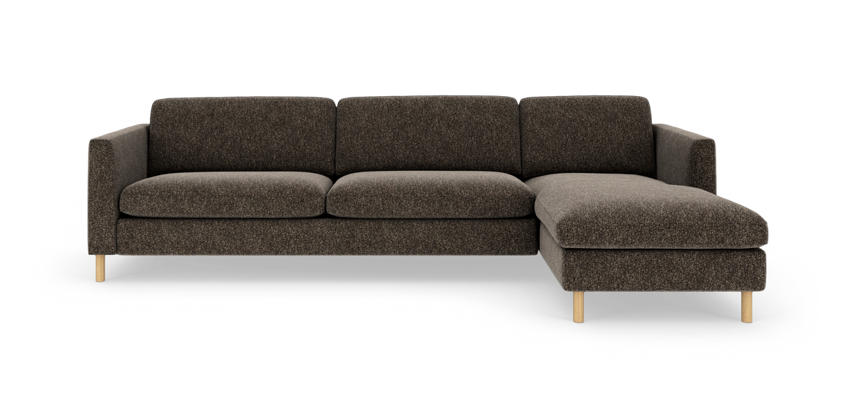 Højrevendt 3-personers sofa med chaiselong, mørkbrunt stof og lyse træben i frontal visning på hvid baggrund.