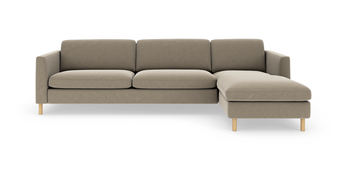 3-personers sofa med højrevendt chaiselong i beige stof på lyse træben, frilagt på hvid baggrund.