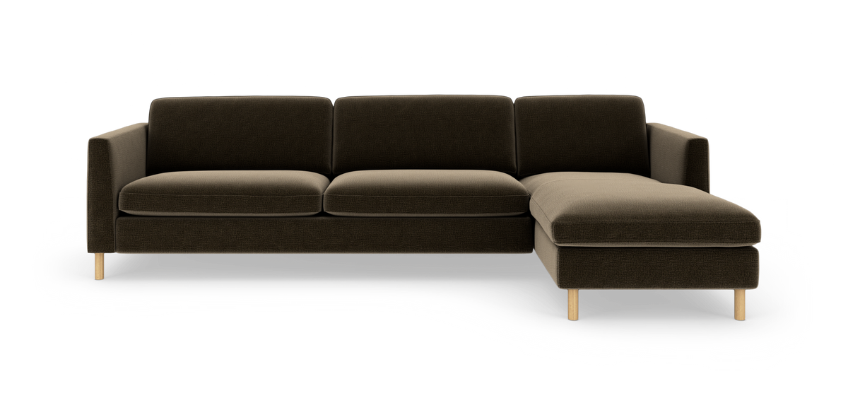 Modulsofa med højrevendt chaiselong i mørkebrun tekstil og lyse træben, frilagt på hvid baggrund.