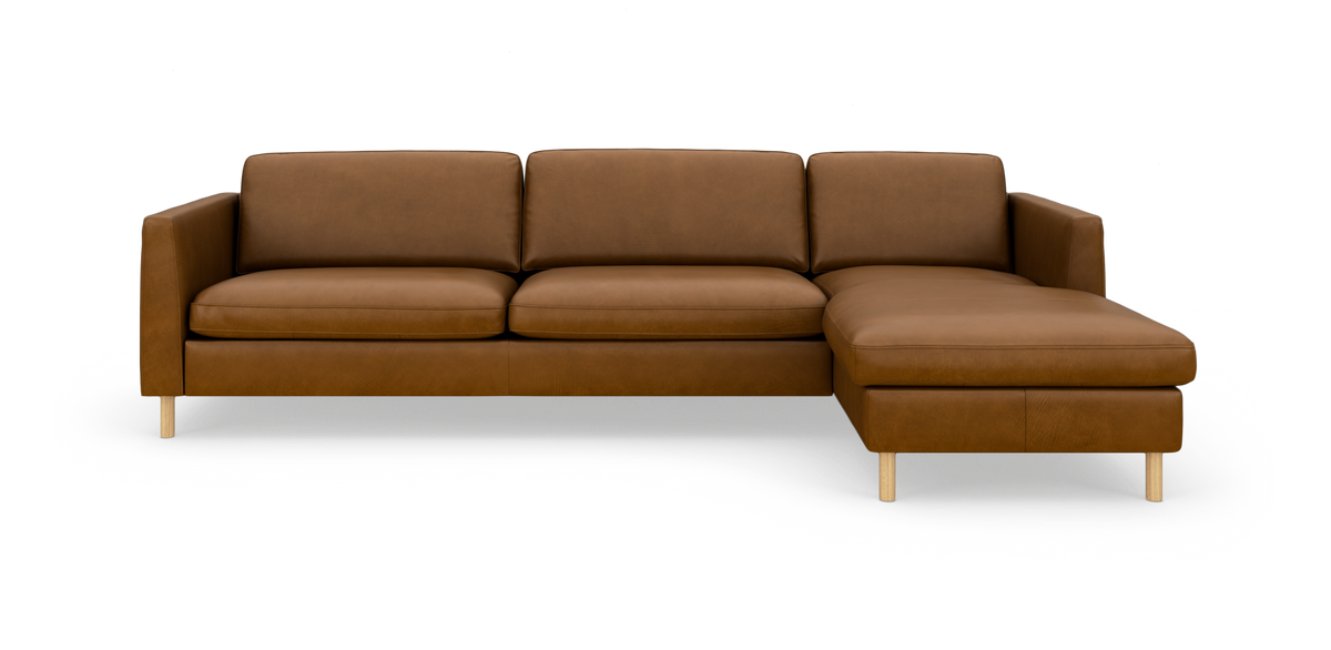 Brun lædersofa med højrevendt chaiselong i enkelt, moderne design på hvid baggrund.