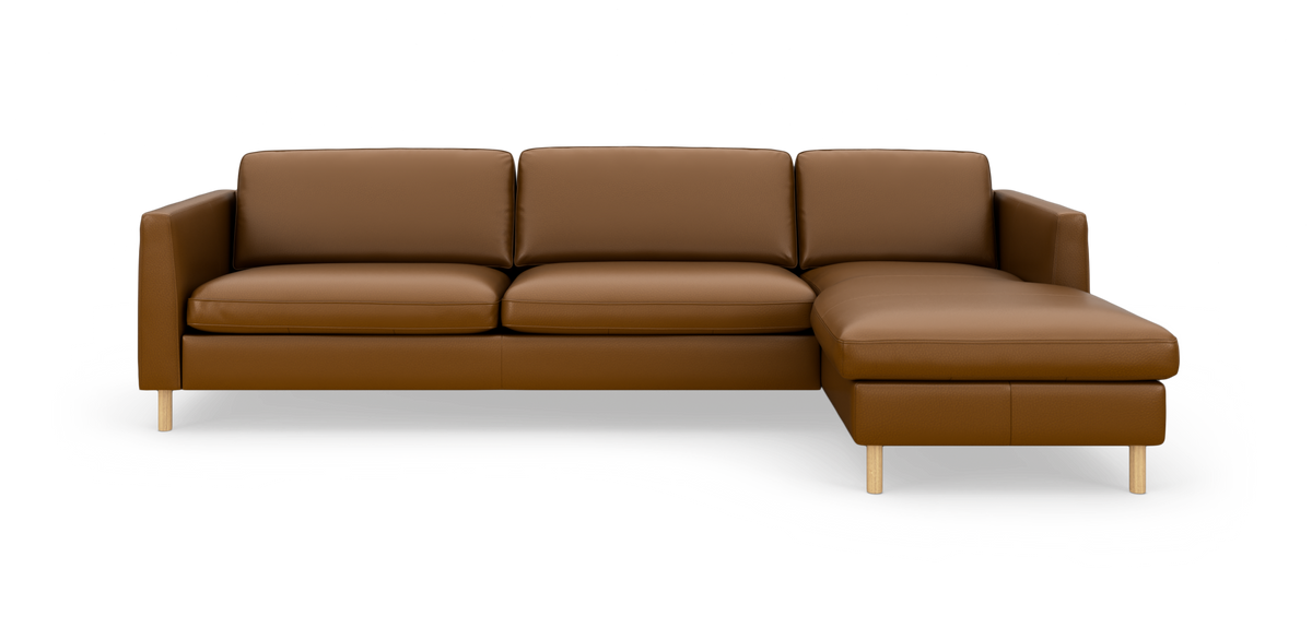 Brun lædersofa med højre chaiselong, fotograferet forfra i studie.