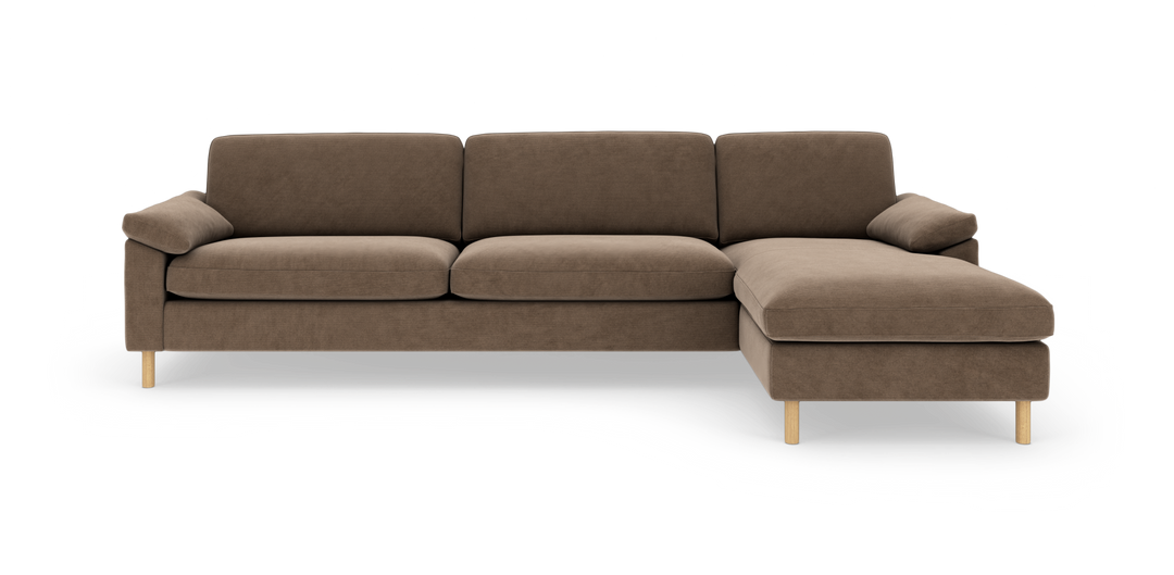 Brun hjørnesofa med chaiselong til højre og lyse træben, frilagt på hvid baggrund.