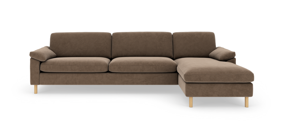 Brun hjørnesofa med chaiselong til højre og lyse træben, frilagt på hvid baggrund.