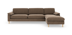 Brun hjørnesofa med chaiselong til højre og lyse træben, frilagt på hvid baggrund.