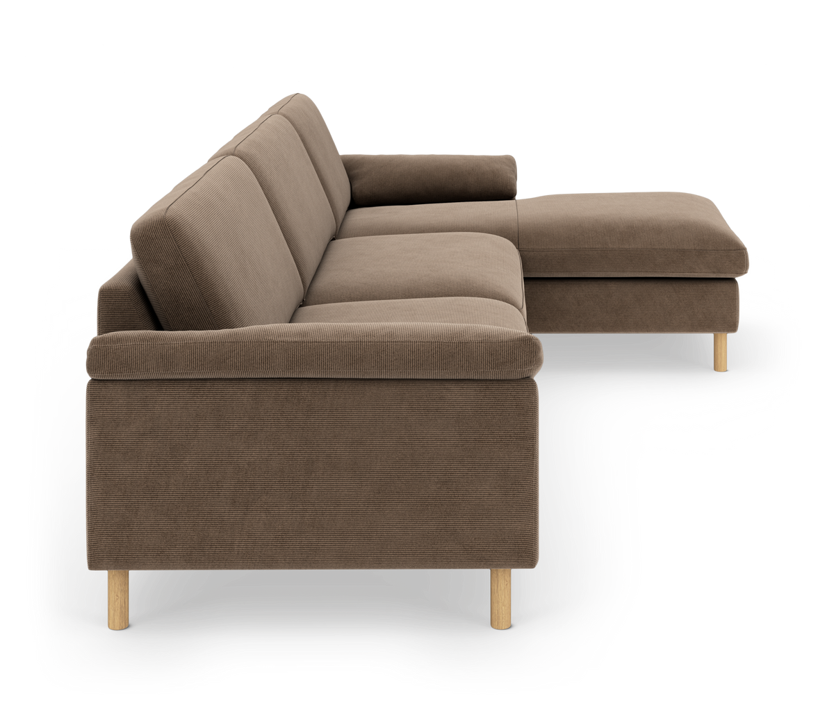 Brun hjørnesofa i stof med træben, set fra siden, fritlagt på hvid baggrund.