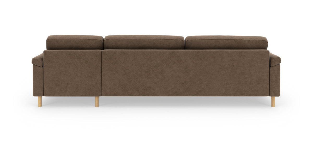 Brun 3-personers sofa set bagfra på hvid baggrund med lyse træben.