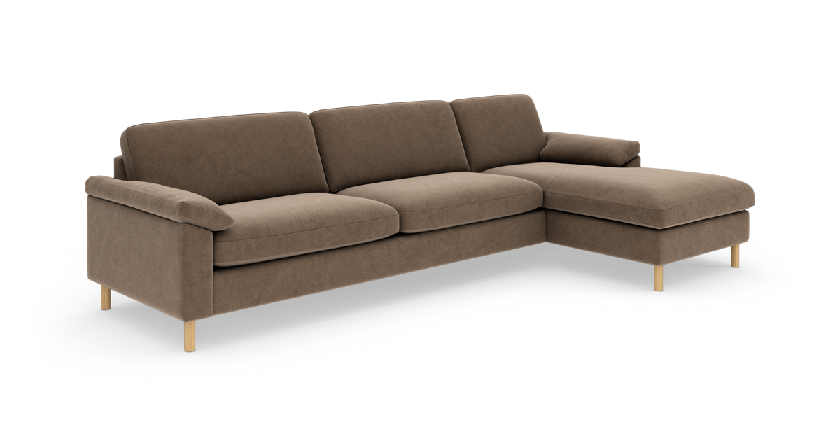 Brun L-formet hjørnesofa med chaiselong til højre og lyse træben på hvid baggrund.