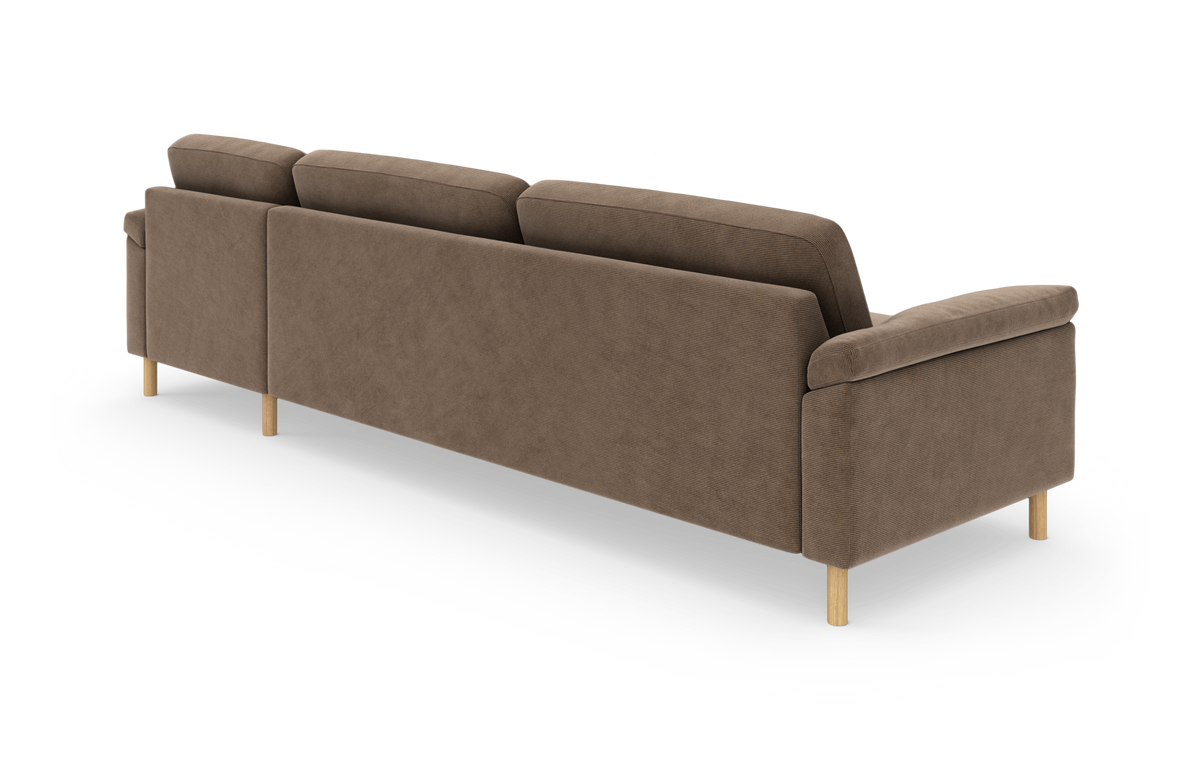 Brun sofa med tre ryghynder set skråt bagfra, med lyse træben.