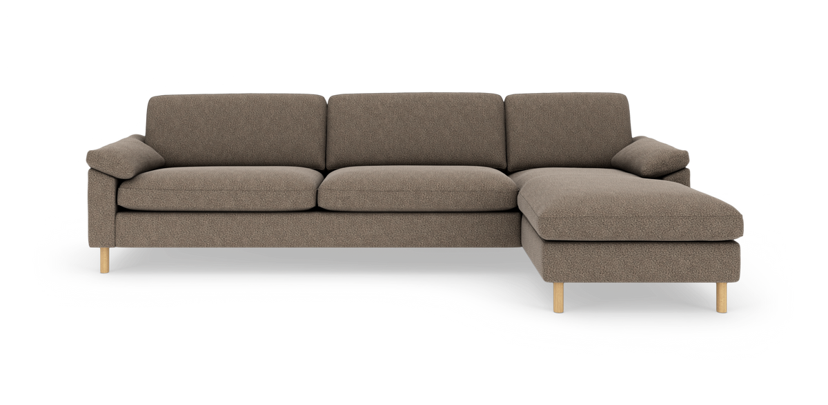 Brun hjørnesofa med chaiselong til højre og lyse træben, frilagt på hvid baggrund.