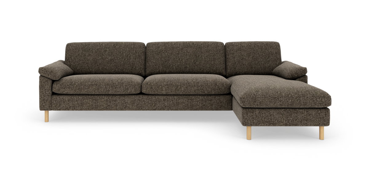 Mørkebrun hjørnesofa med højre chaiselong og træben, fotograferet lige for mod hvid baggrund.