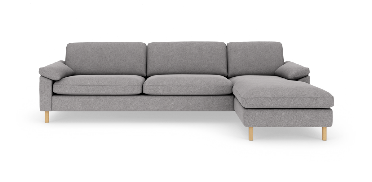 Grå modulsofa med chaiselong til højre på hvid baggrund.