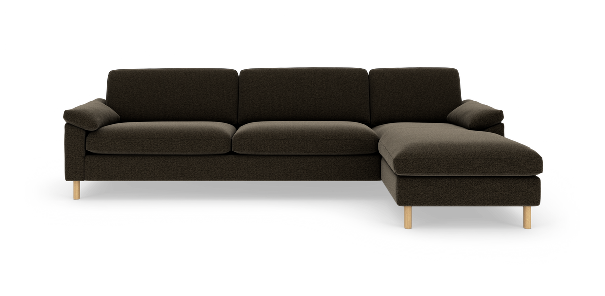 Mørkebrun modulsofa med chaiselong til højre på træben, frilagt produktbillede forfra.