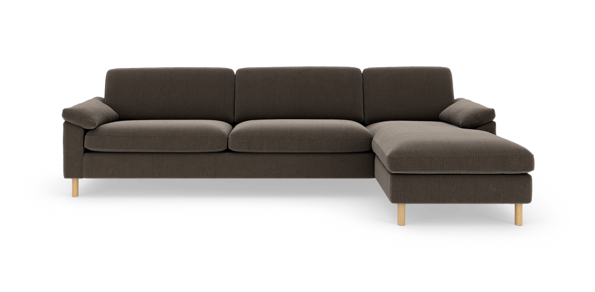 Brun hjørnesofa med højre chaiselong på lyse træben, frontvy, frilagt.