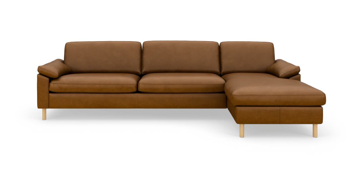 Brun lædersofa med højre chaiselong på hvid baggrund.