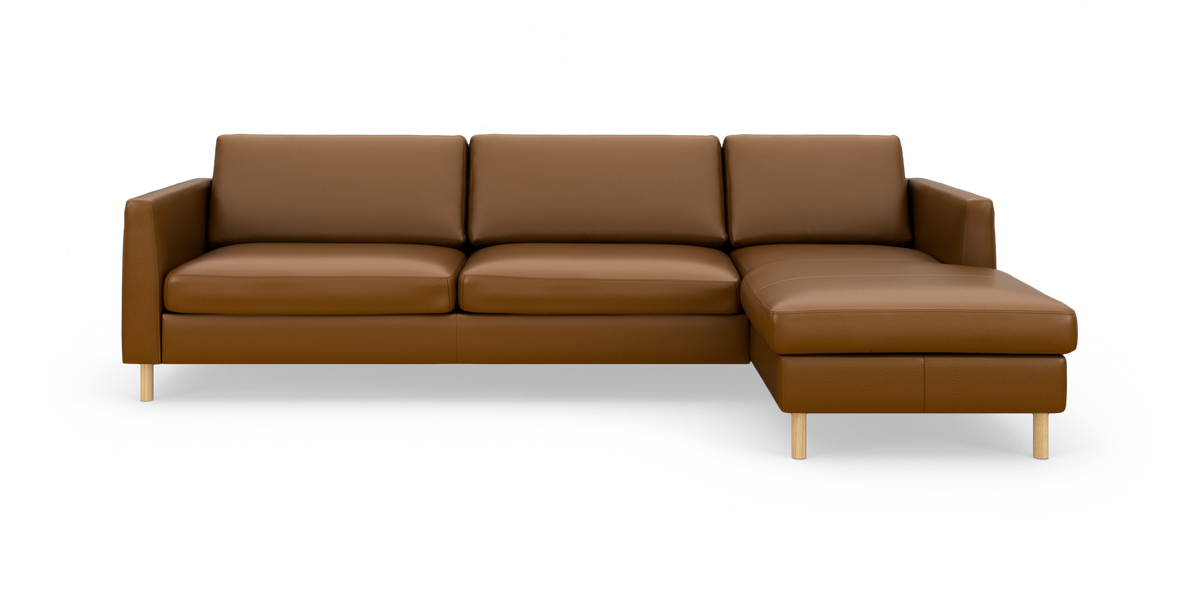 Brun lædersofa med højrevendt chaiselong og lyse træben, moderne minimalistisk design på hvid studiobaggrund.