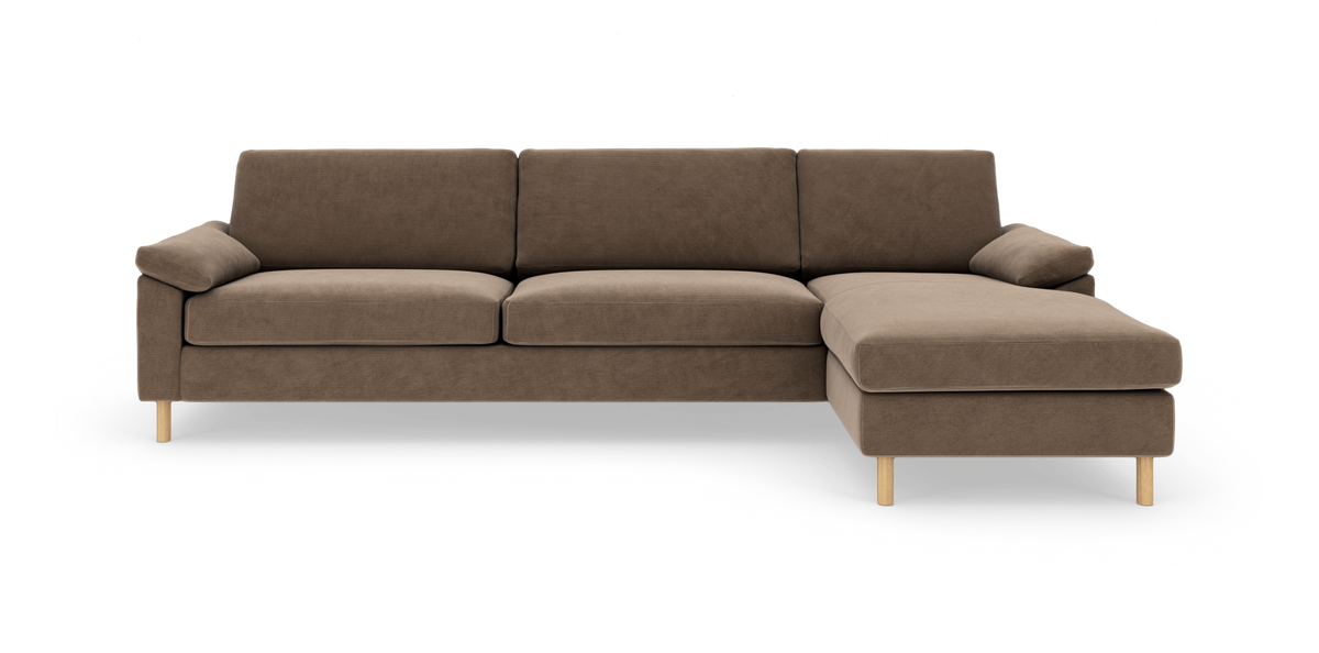 Brun hjørnesofa med chaiselong til højre og lyse træben på hvid baggrund.