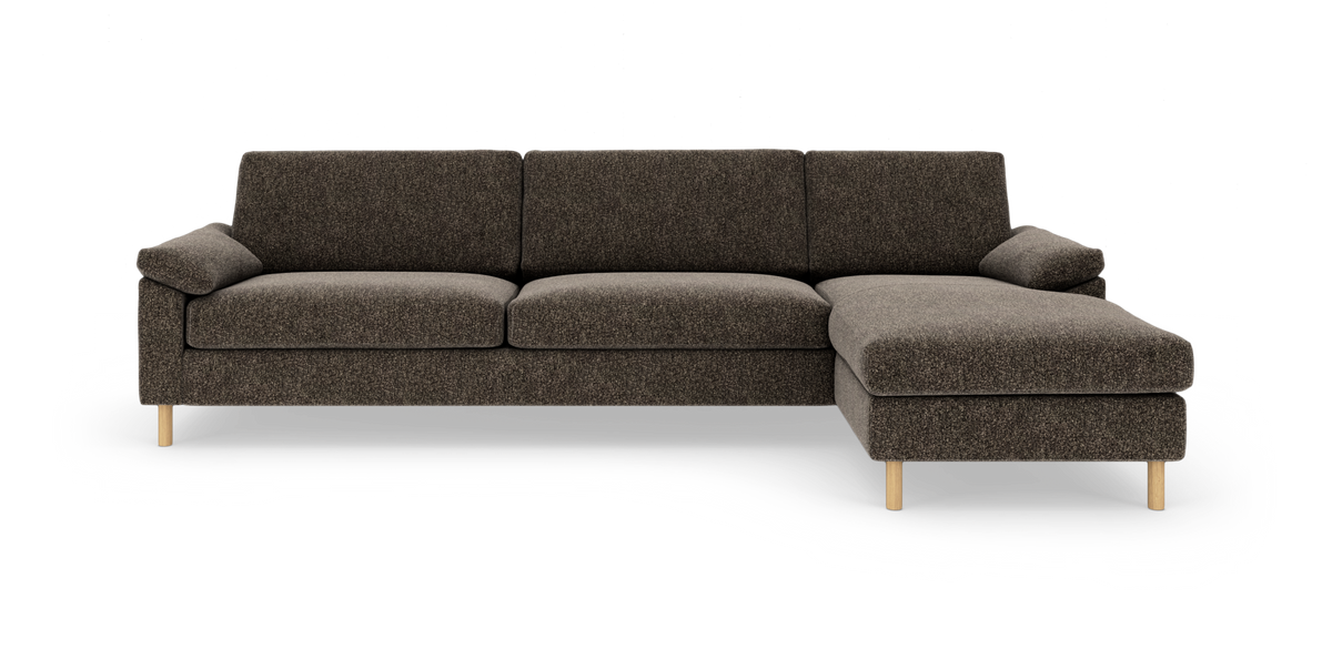 Mørkebrun hjørnesofa med højre chaiselong, træben og rene linjer på hvid baggrund.